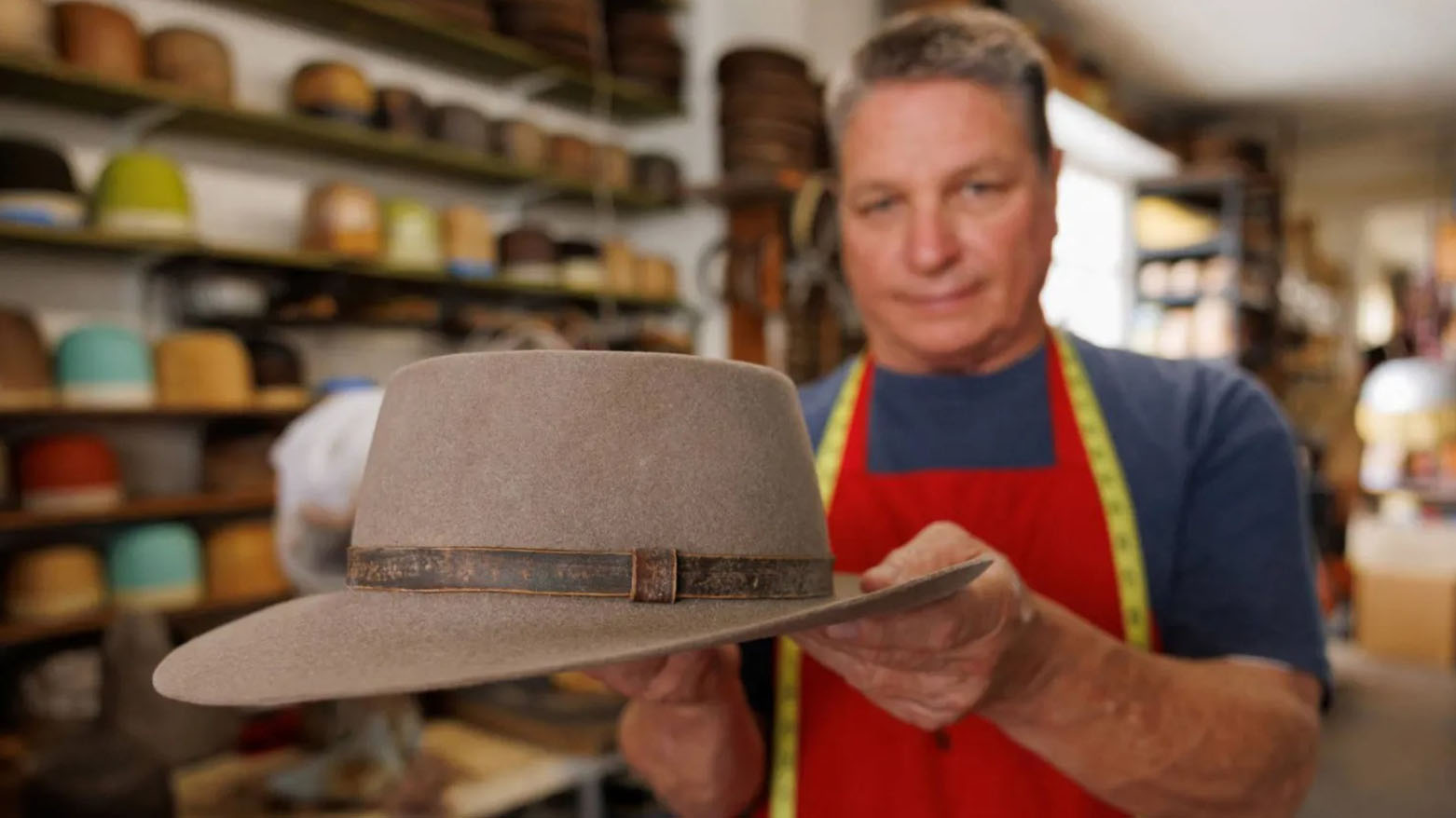 هل يُسبب ارتداء القبعة تساقط الشعر؟