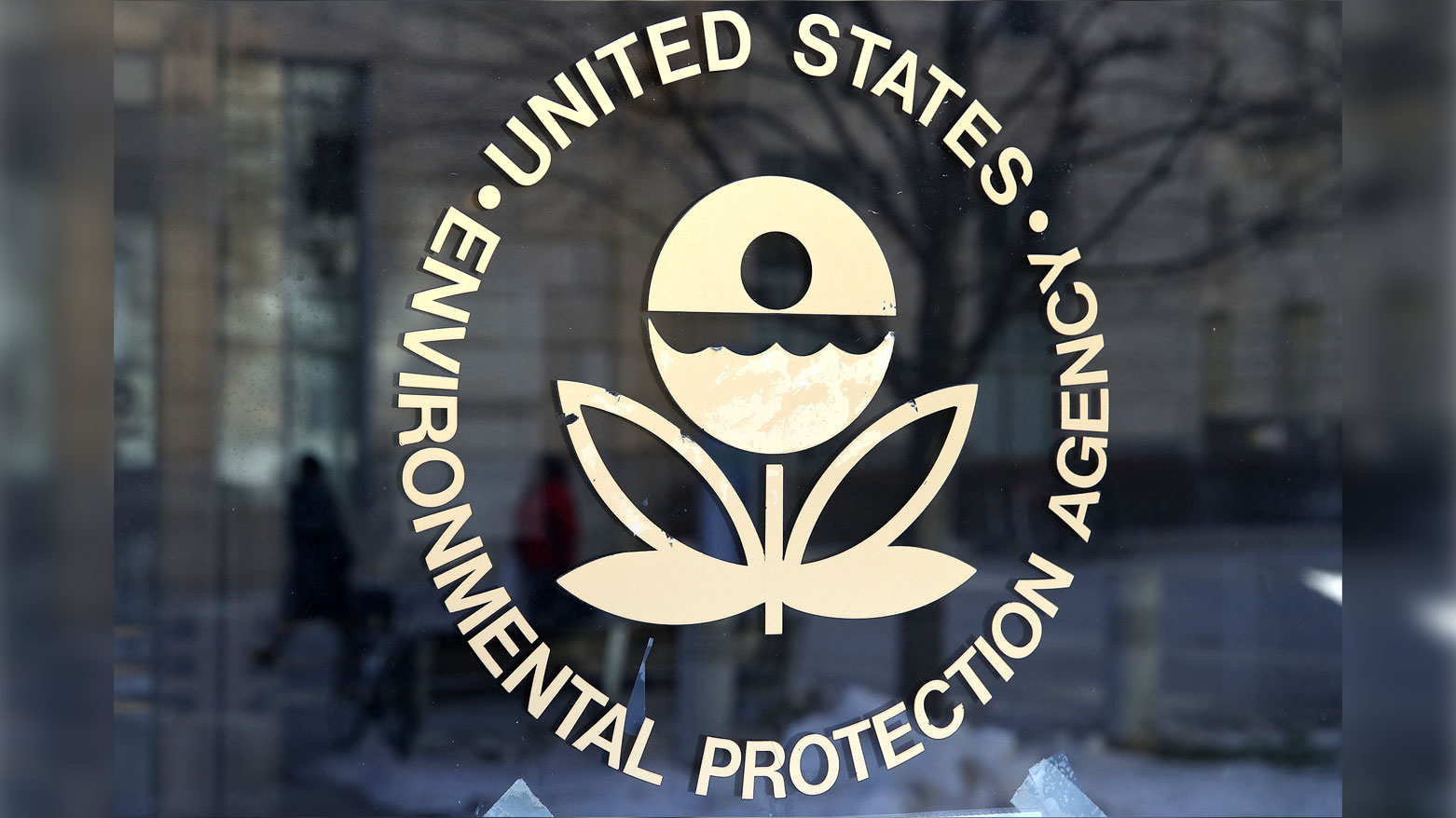 شعار وكالة حماية البيئة الأميركية (EPA) على باب مقرها الرئيس في واشنطن (فرانس برس)