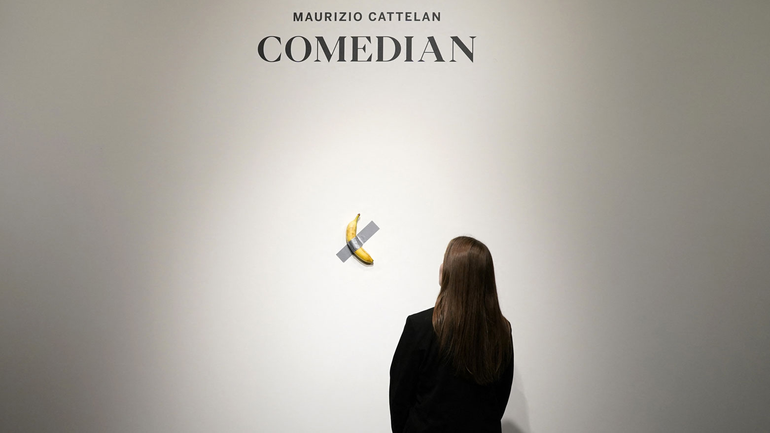 موزة الفنان التشكيلي الإيطالي موريزيو كاتيلان الملصقة بشريط لاصق بعنوان "كوميدي"في مركز بومبيدو في ميتز (فرانس برس)