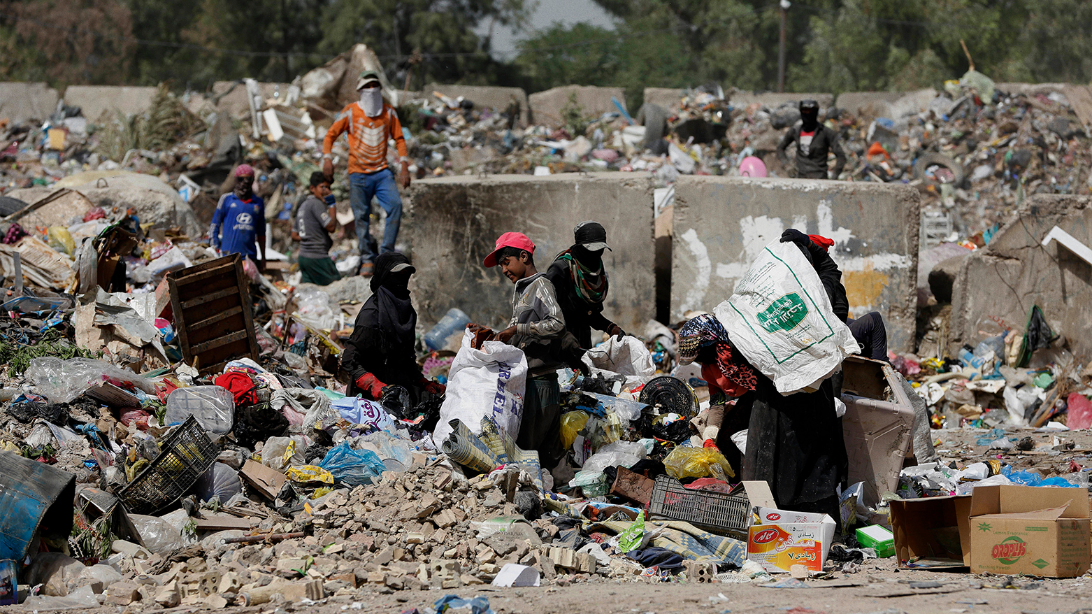 Iraqis search for recyclables on a garbage dump in Baghdad, Iraq, Sunday, Oct 2, 2016. (Photo: AP)