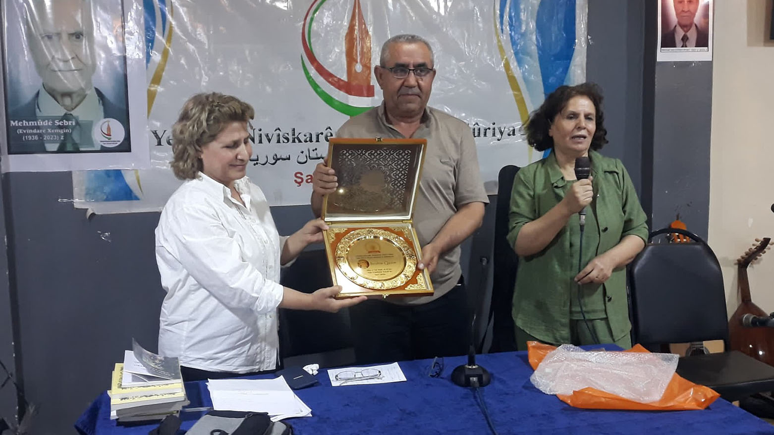Nivîskar Îbrahîm Qasim xelata Mehmûdê Sebrî wergirt