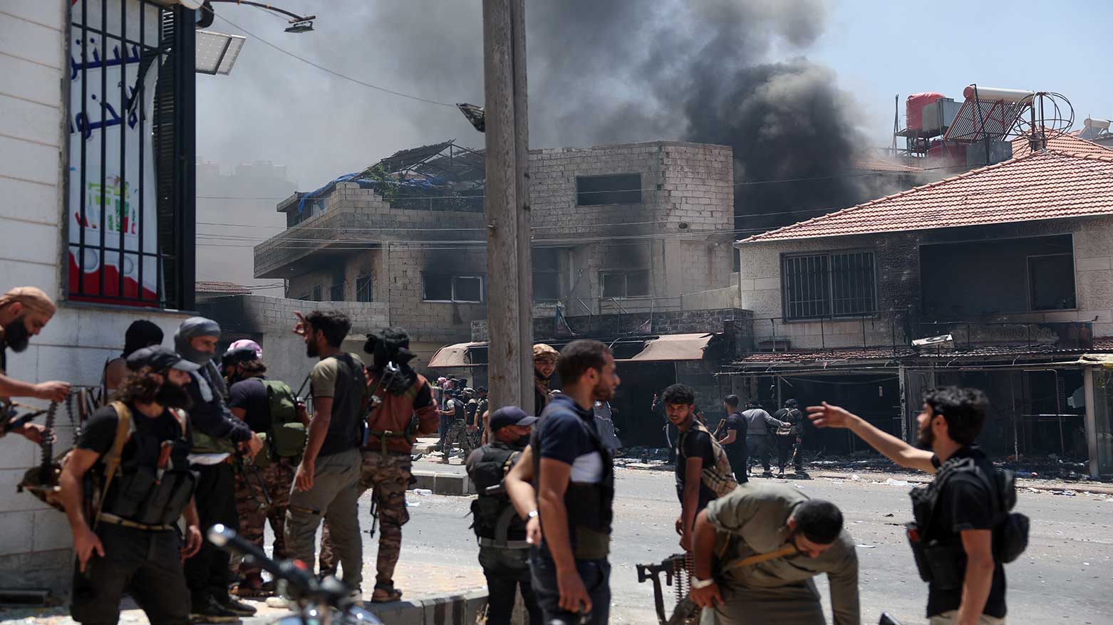 Beduin and tribal gunmen keep a position during clashes with Druze fighters in Syria's southern city of Sweida, July 19, 2025. (Photo: AFP)