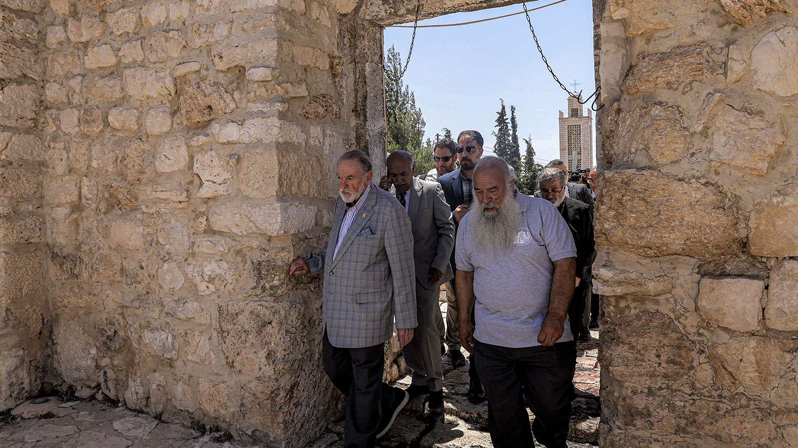 السفير الأميركي يدعو إلى محاسبة مهاجمي كنيسة في الضفة الغربية