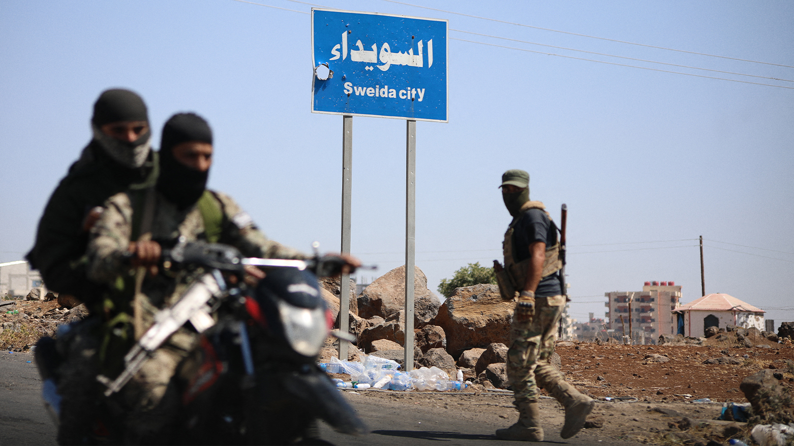 Tribal & Bedouin fighters deploy in western Sweida during clashes with Druze gunmen, July 19, 2025. (Photo: AFP)