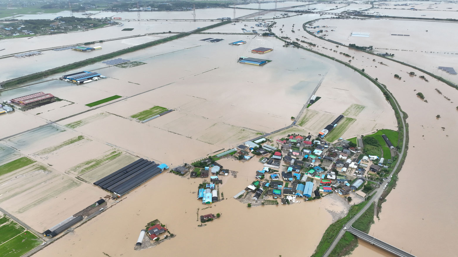 صورة جوية تُظهر قرية غمرتها أمطار غزيرة في يسان بكوريا الجنوبية (فرانس برس)