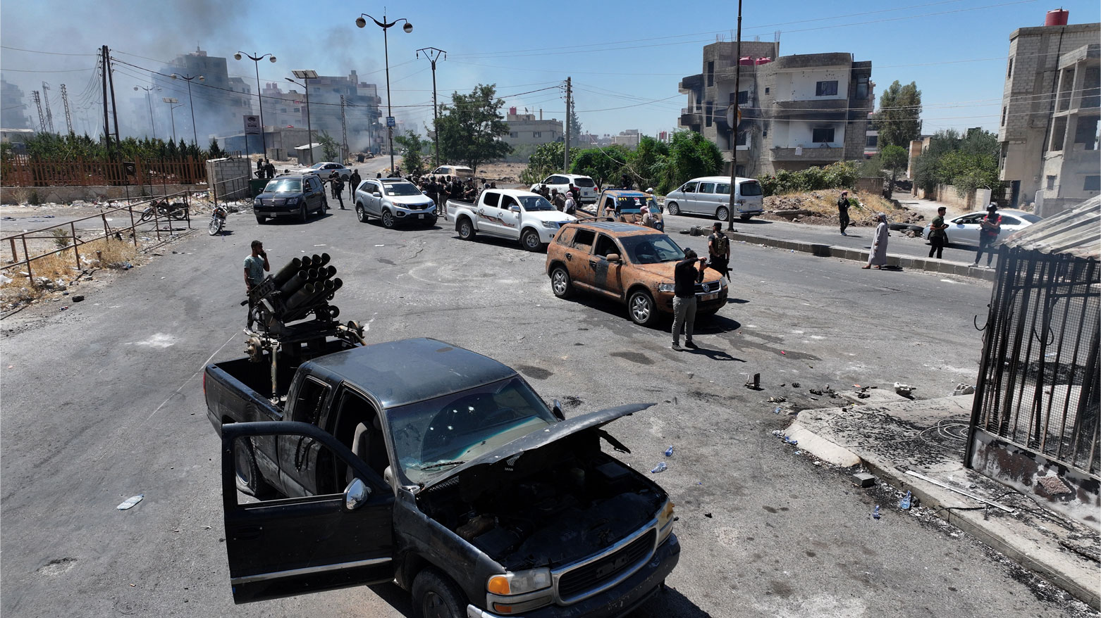 مقاتلون من البدو والعشائر في مدينة السويداء (فرانس برس)