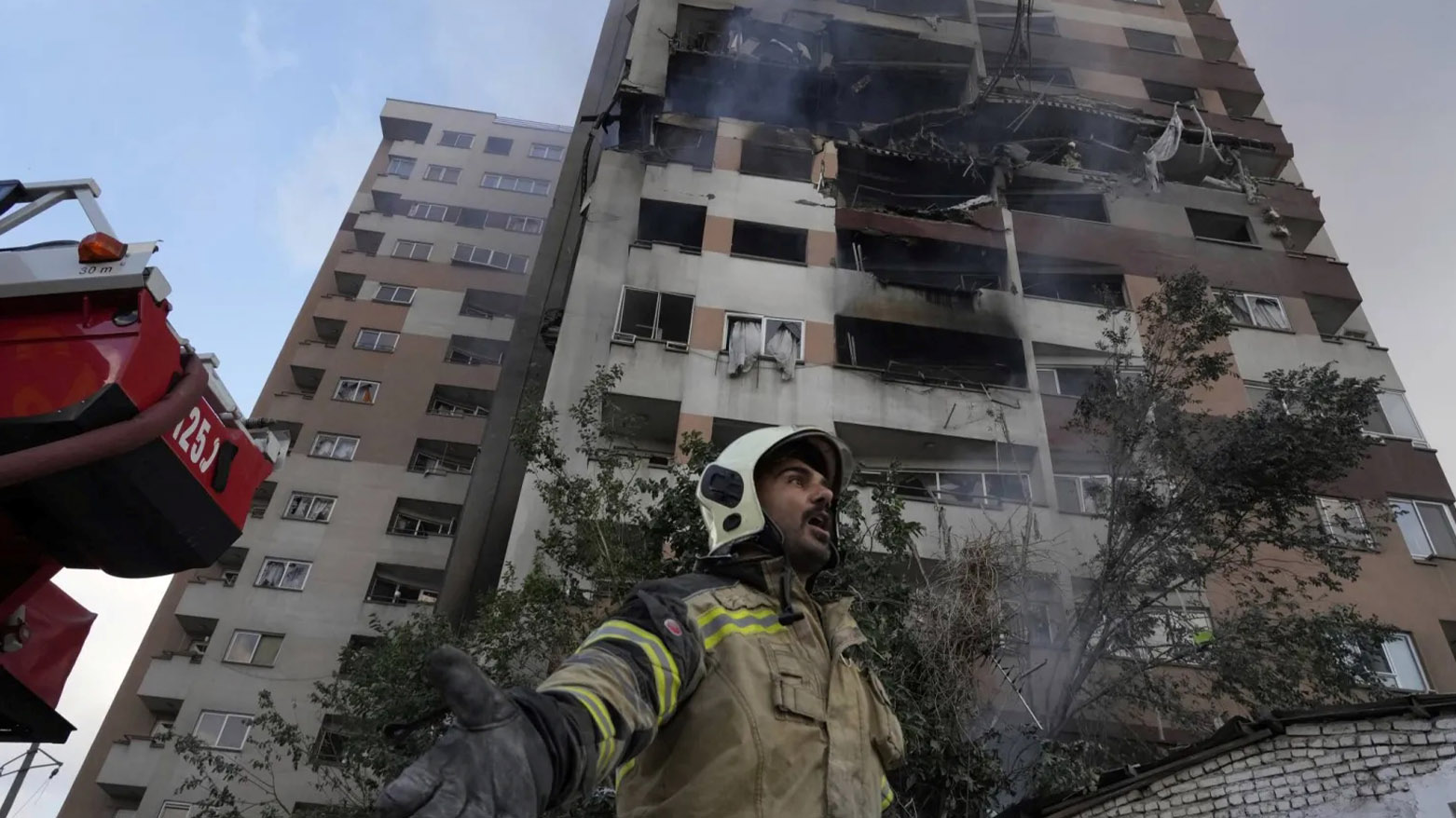دیمەنی باڵەخانەیەکی نیشتەجێبوونی ئێران دوای ئەوەی لە لایەن ئیسرائیلەوە بۆمباران کرا