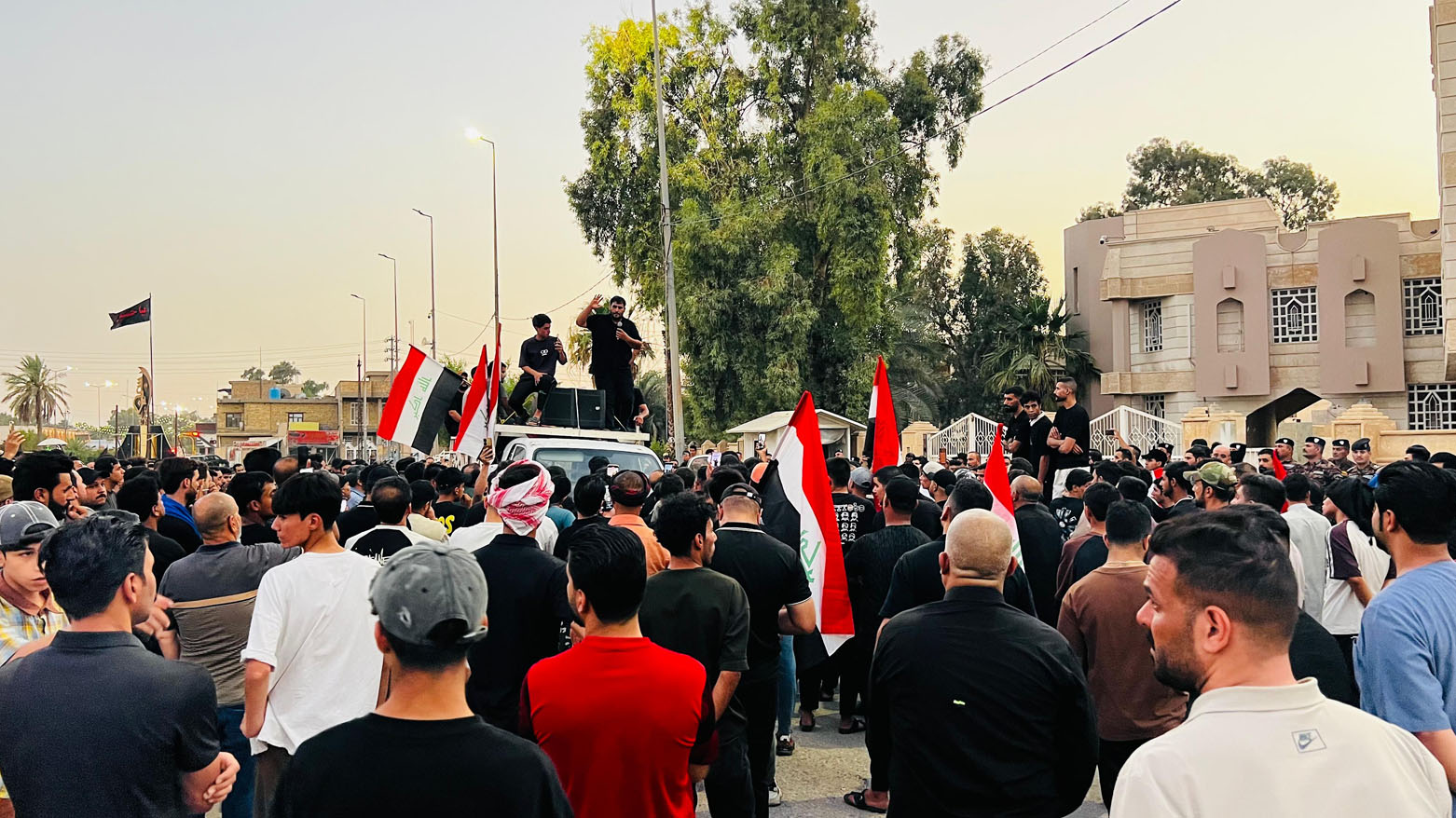 بەهۆی خراپی خزمەتگوزاری خۆپیشاندەرانی پارێزگای واست داوای دەستلەکارکێشانەوەی بەرپرسانی ئەو پارێزگایە دەکەن