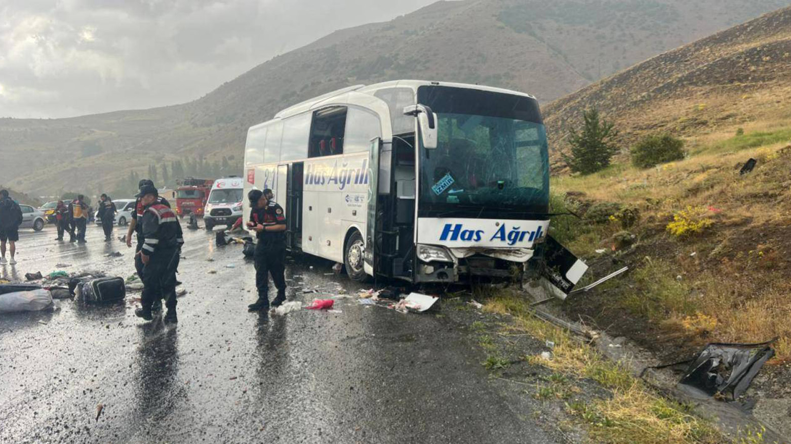 Otobüs dağın yamacına çarptı: 3 ölü, 24 yaralı