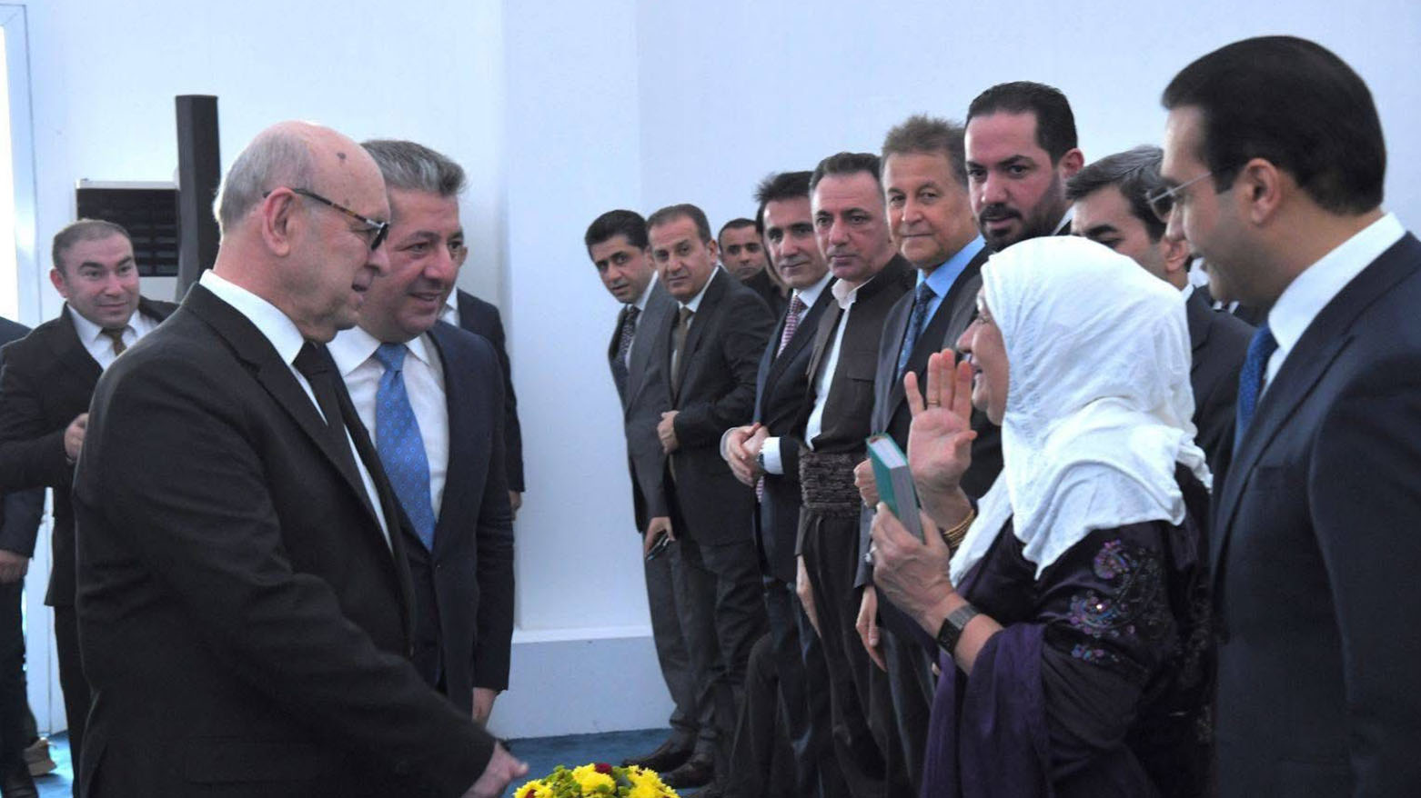 تعبيرًا عن امتنانها لإنجاز مشروع المياه.. الحاجة صبيحة من أربيل تهدي مصحفاً لرئيس الحكومة