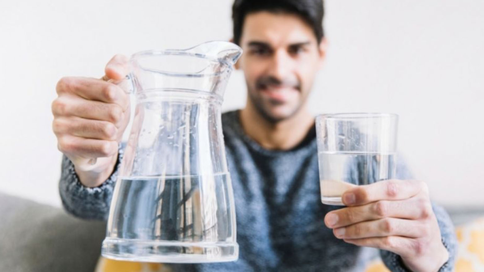 للحفاظ على رطوبة جسمك... مشروبات وأطعمة احرص عليها وأخرى تجنبها