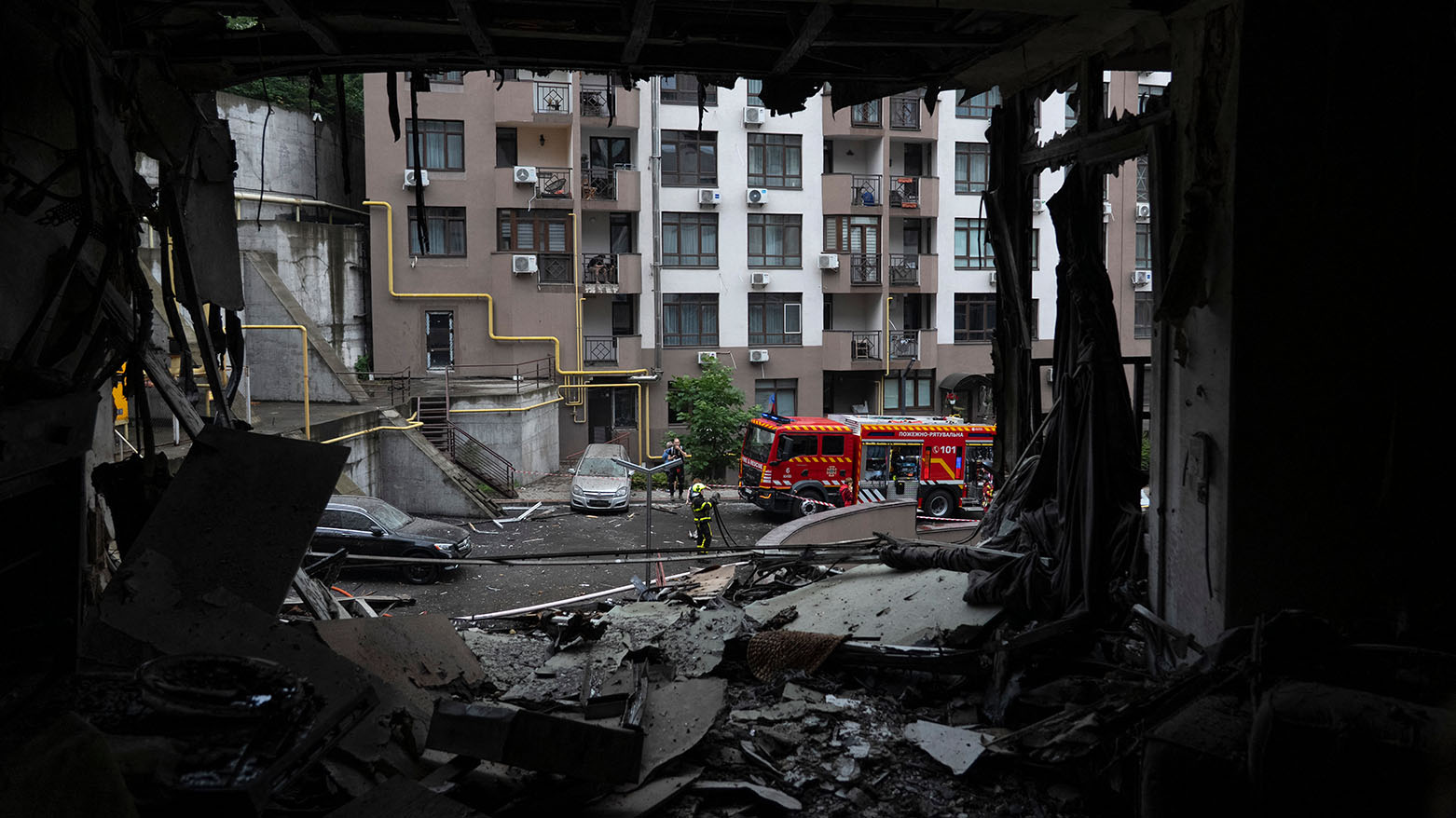 مقتل شخص واحتراق مدرسة في ضربات روسية على أوكرانيا