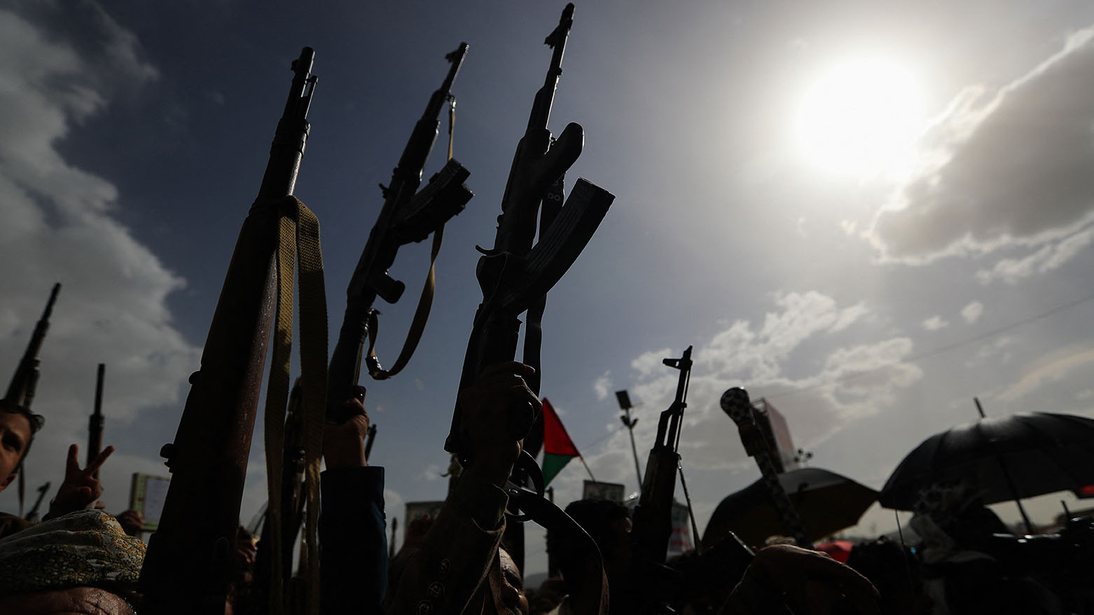 وزير الدفاع الإسرائيلي يعلن تنفيذ ضربات ضد الحوثيين في ميناء الحديدة باليمن