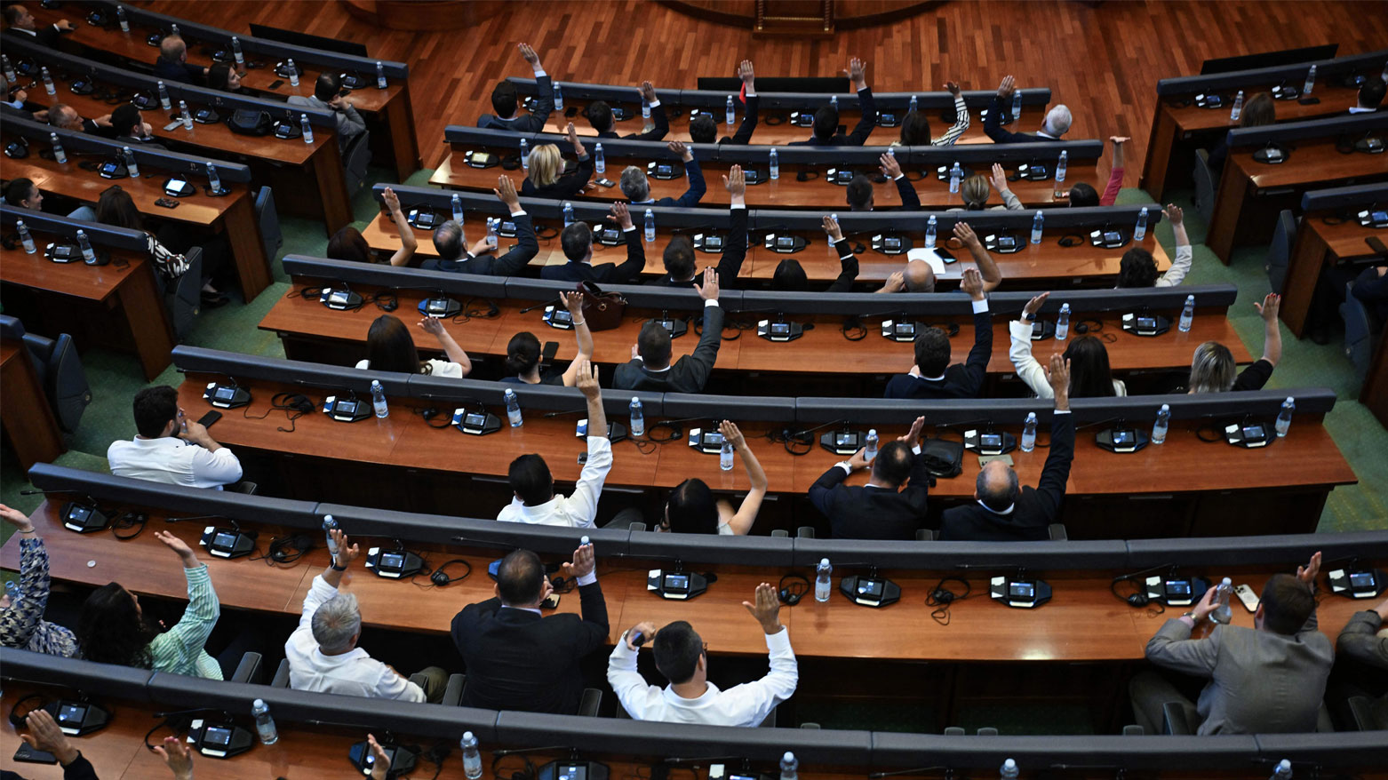 أعضاء برلمان كوسوفو يصوتون خلال جلسة ببرلمان كوسوفو في بريشتينا (فرانس برس)