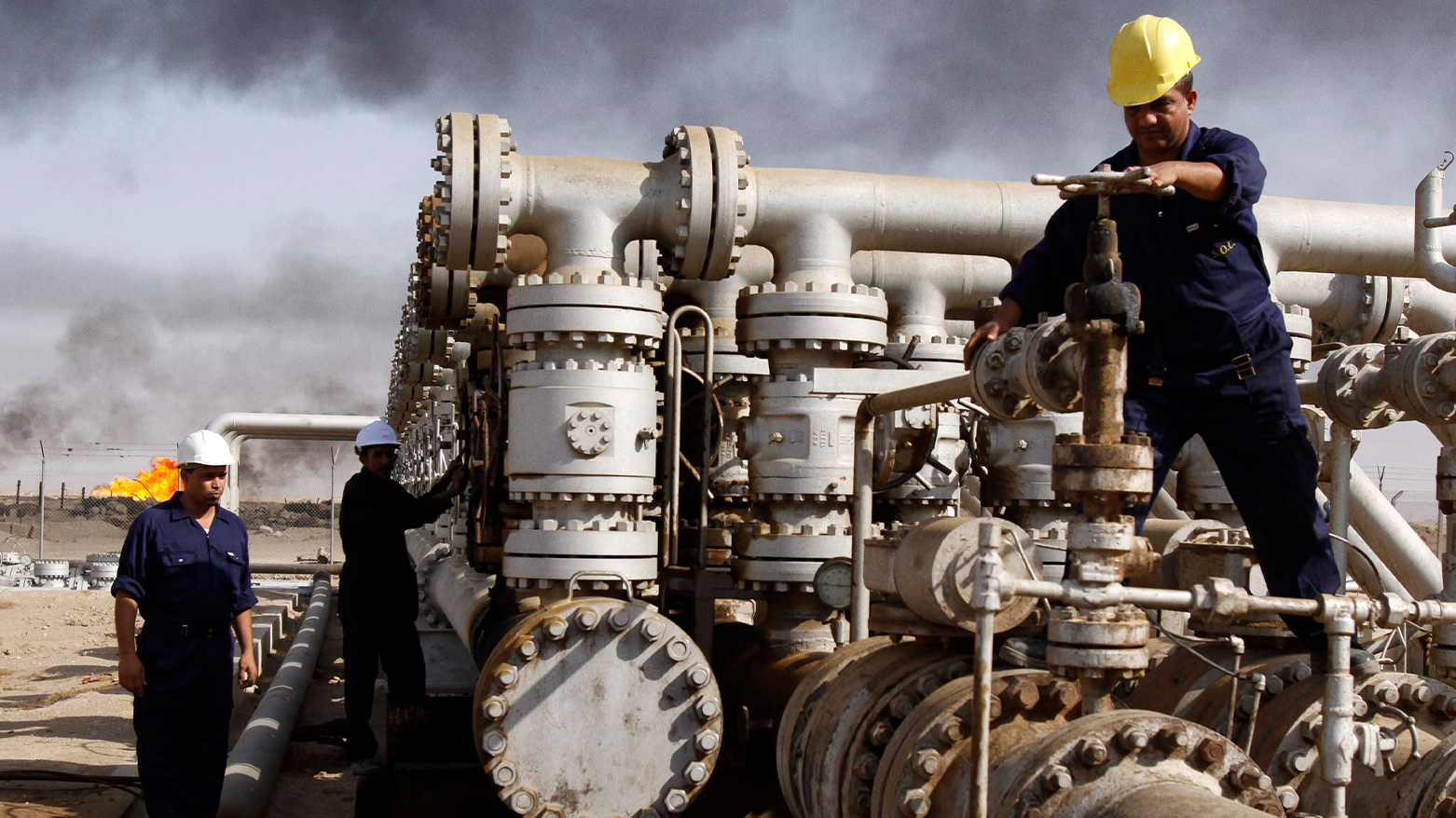 Iraqi workers are seen at the Rumaila oil refinery. (Photo: AP)