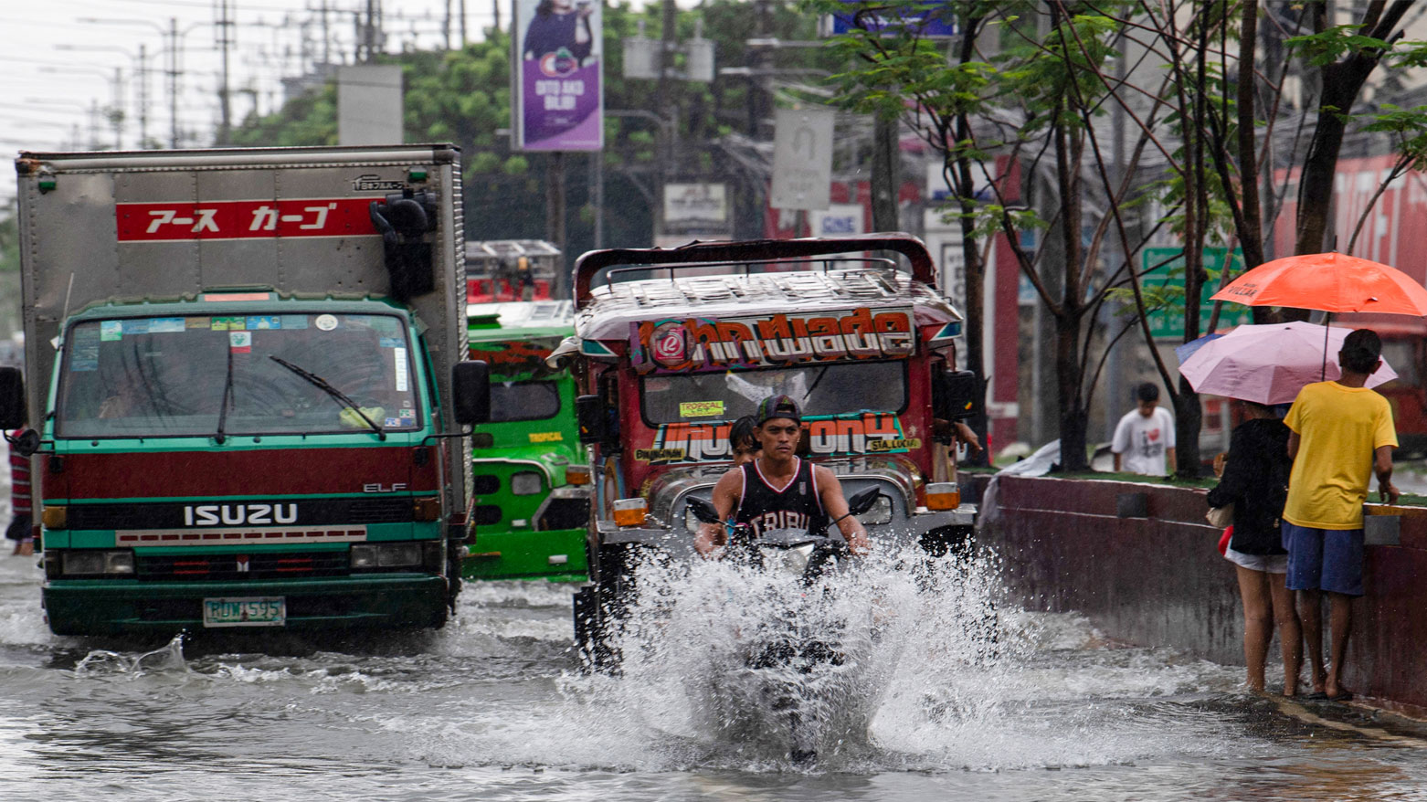 إجلاء نحو 70 ألف شخص وفقدان اثنين بسبب الفيضانات في الفيليبين