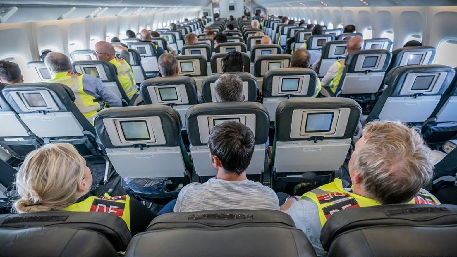 يرافق رجال الشرطة اللاجئين الذين يتم ترحيلهم إلى بلادهم ولاسيما الخطرين منهم (تعبيرية)