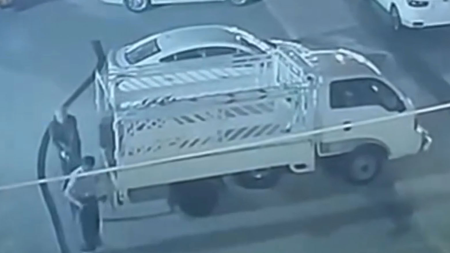 الصورة سكرين شوت من فيديو عملية السرقة نشرتها صفحة شرطة أربيل