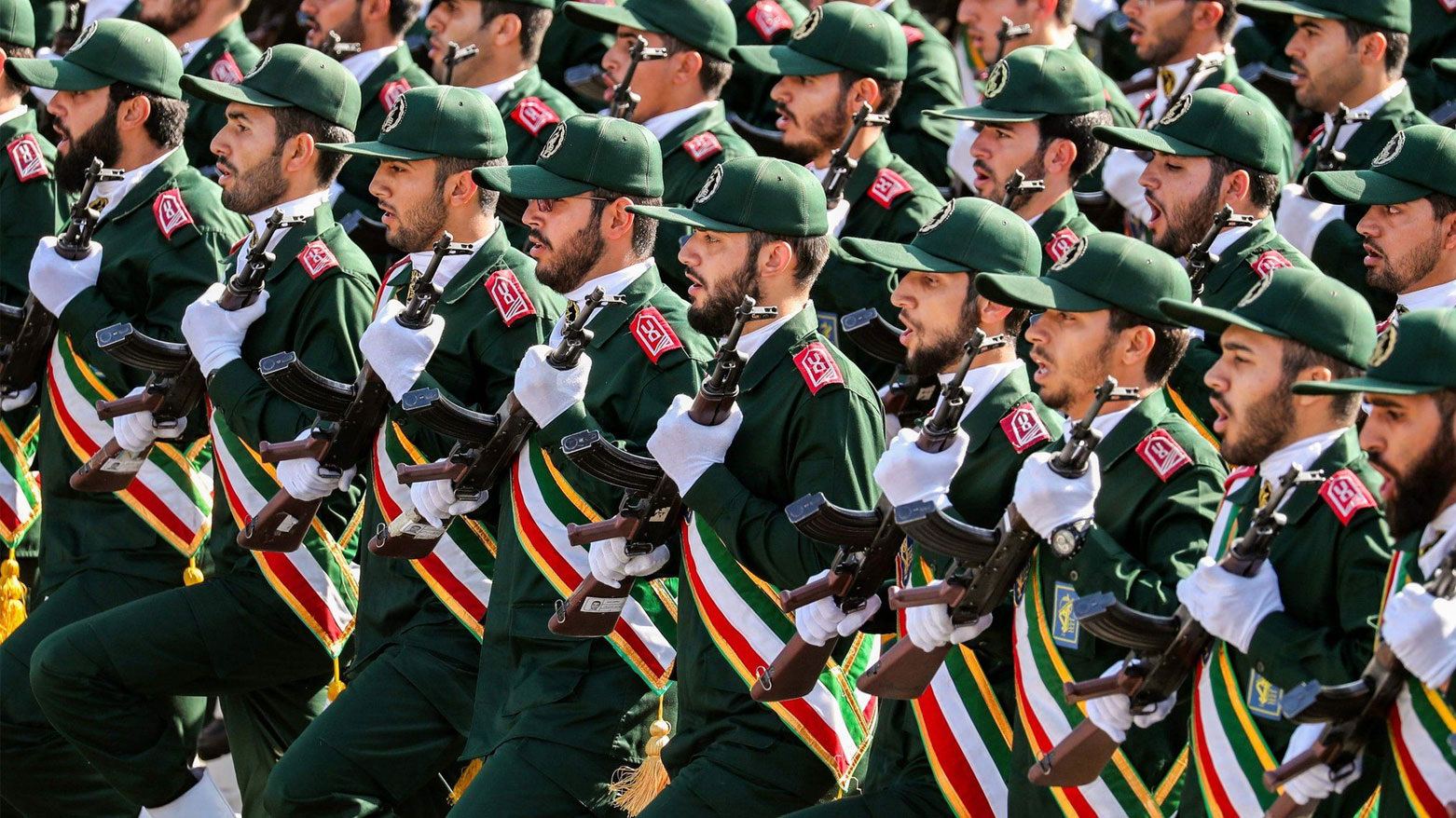 استعراض عسكري لأفرادٍ من الحرس الثوري الإيراني (رويترز)