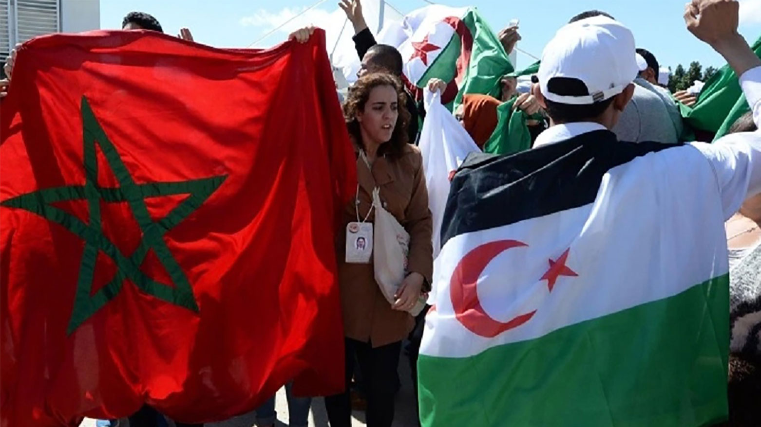 ناشطون يرفعون العلمين (المغربي والجمهورية العربية الصحراوية)