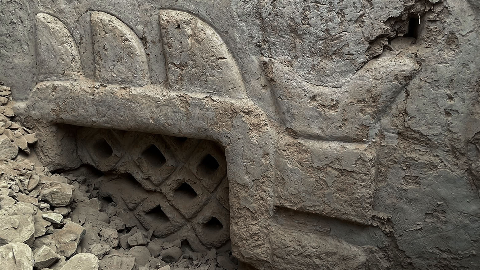 اكتشاف لوحة جدارية تعود إلى ثلاثة آلاف عام في البيرو