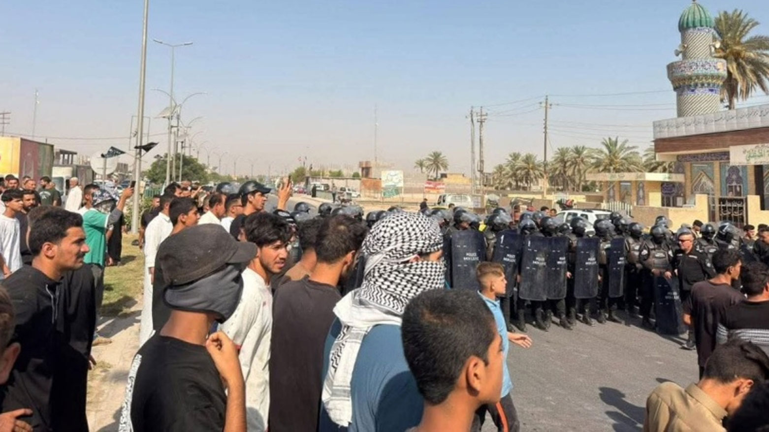 احتجاجاً على شحّة المياه وجفاف نهر المجريّة.. تظاهرات وقطع طريق الحلة - الديوانية