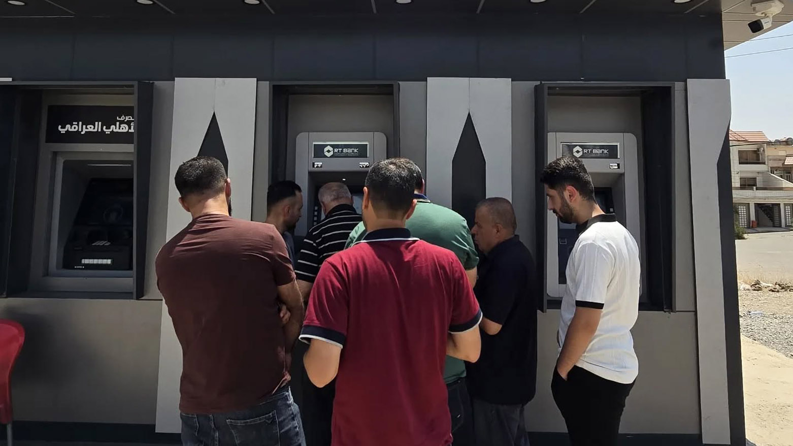 ژمارەیەک مووچەخۆر لە کاتی ڕاكێشانی مووچەکەیان