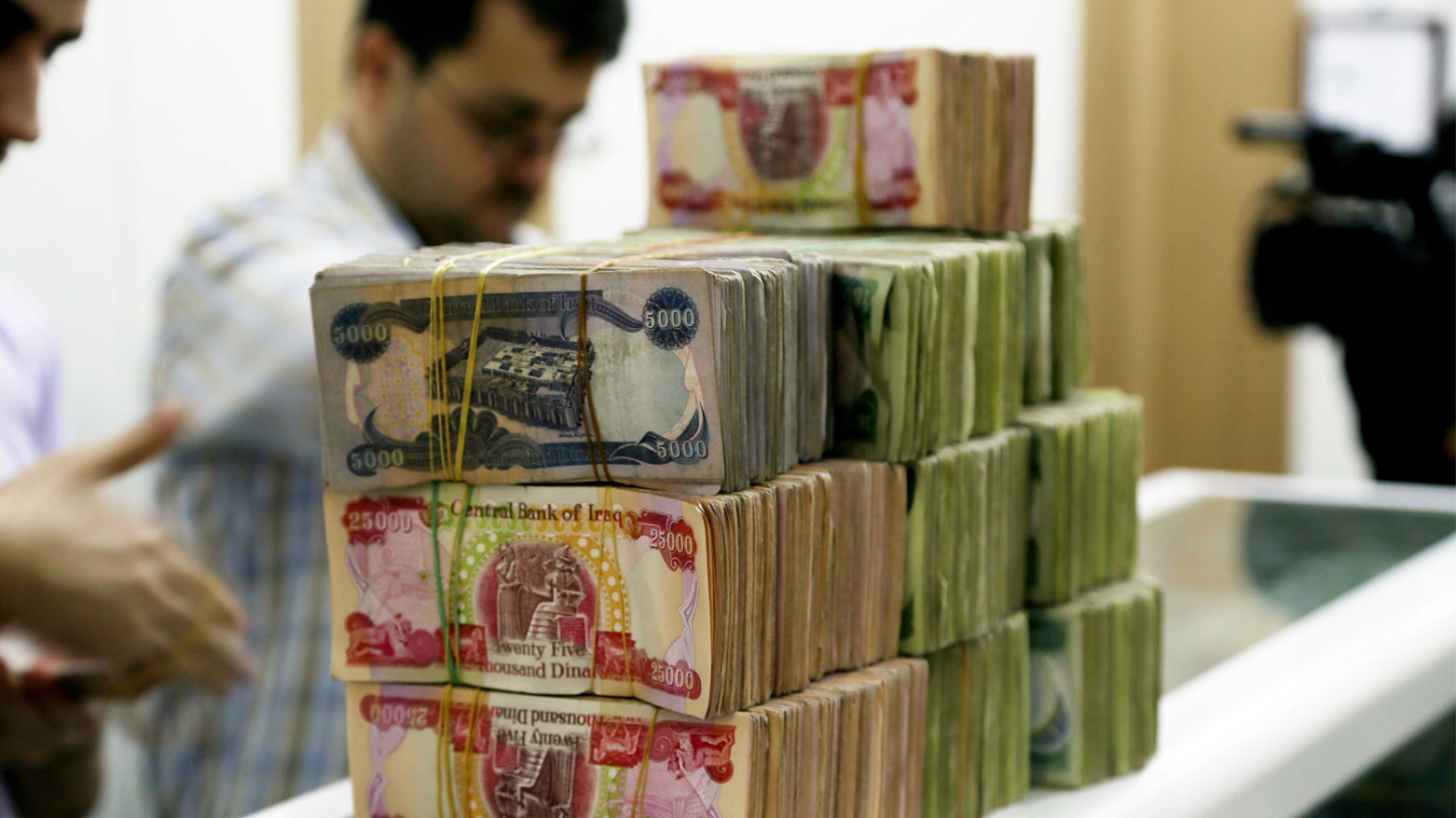 إرسال الرواتب.. هدنة في حرب التجويع السياسي