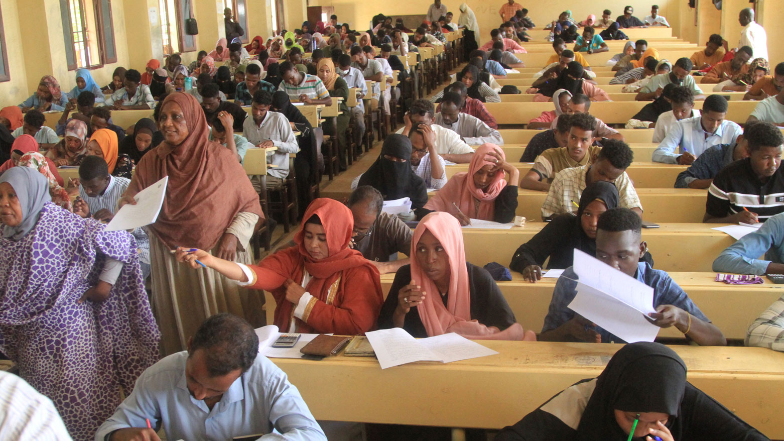 طلاب جامعيون سودانيون يؤدون امتحاناتهم في جامعتهم بالخرطوم