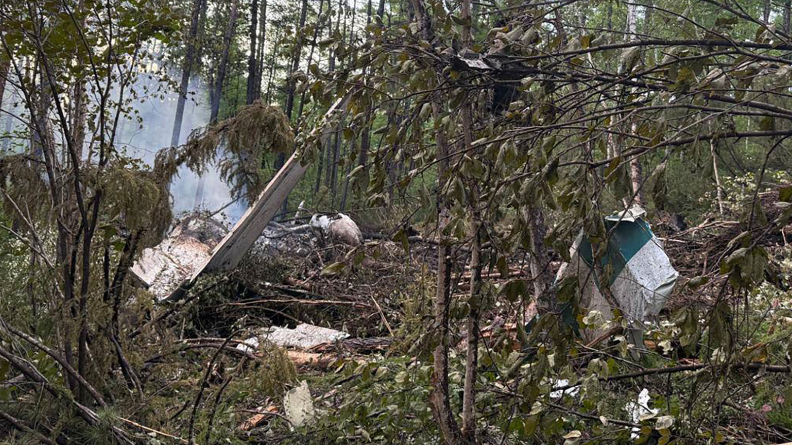 موقع تحطم طائرة الركاب أنتونوف AN-24 خارج بلدة تيندا أقصى شرق روسيا (فرانس برس)