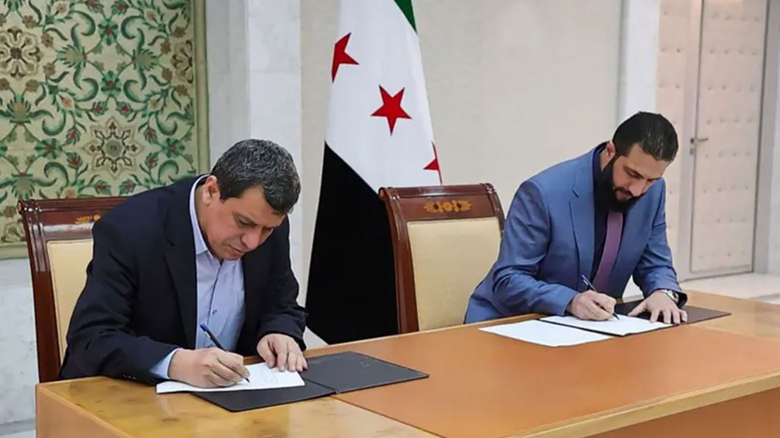 الشرع وعبدي يوقعان الاتفاق المبرم بين دمشق وقسد في 10 مارس 2025 (أرشيفية- سانا)