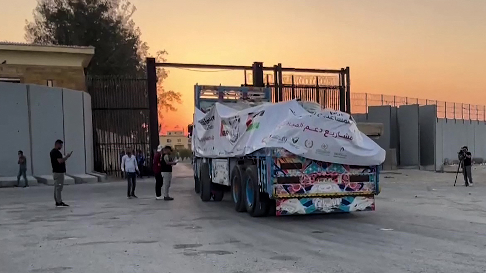 گەیاندنی هاوکاری مرۆیی لە ڕێگەی دەروازەی ڕەفەحەوە بۆ ناو غەززە دەستیپێکرد