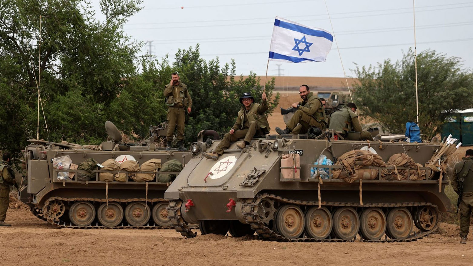 الجيش الإسرائيلي يعلن مقتل جنديين بانفجار مدرعة في قطاع غزة