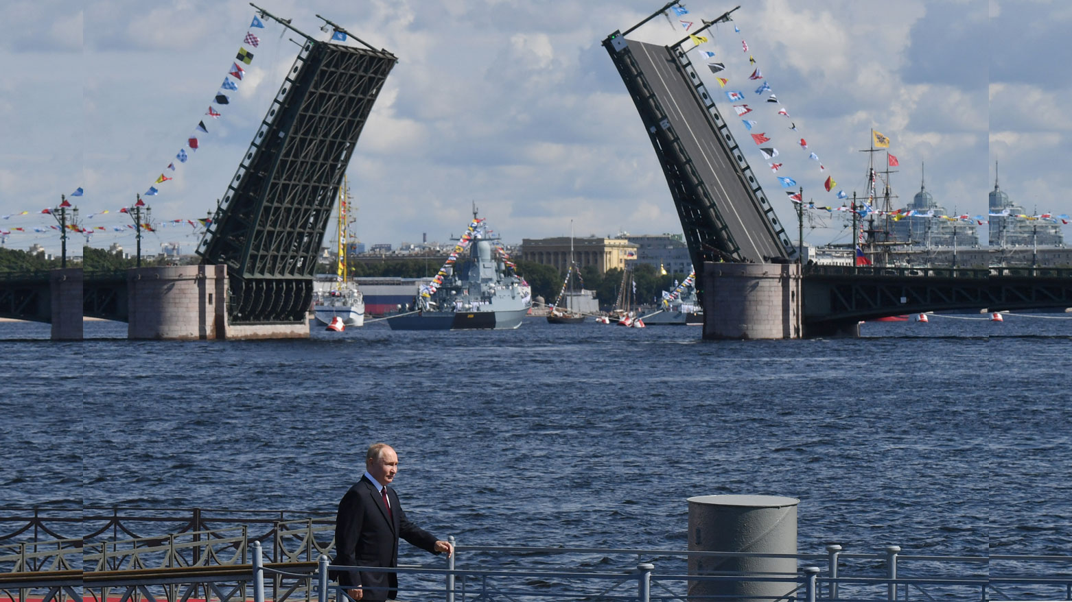 بوتين خلال حضوره العرض البحري بمناسبة يوم البحرية الروسية في سانت بطرسبرغ يوليو 2024 (فرانس برس)