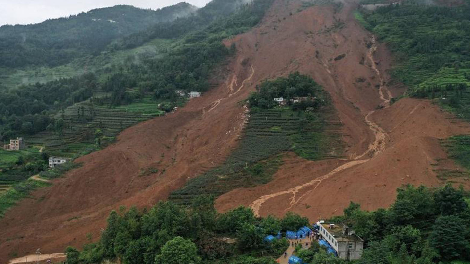 قتلى ومفقودين في انزلاق للتربة في شمال الصين سببه أمطار غزيرة