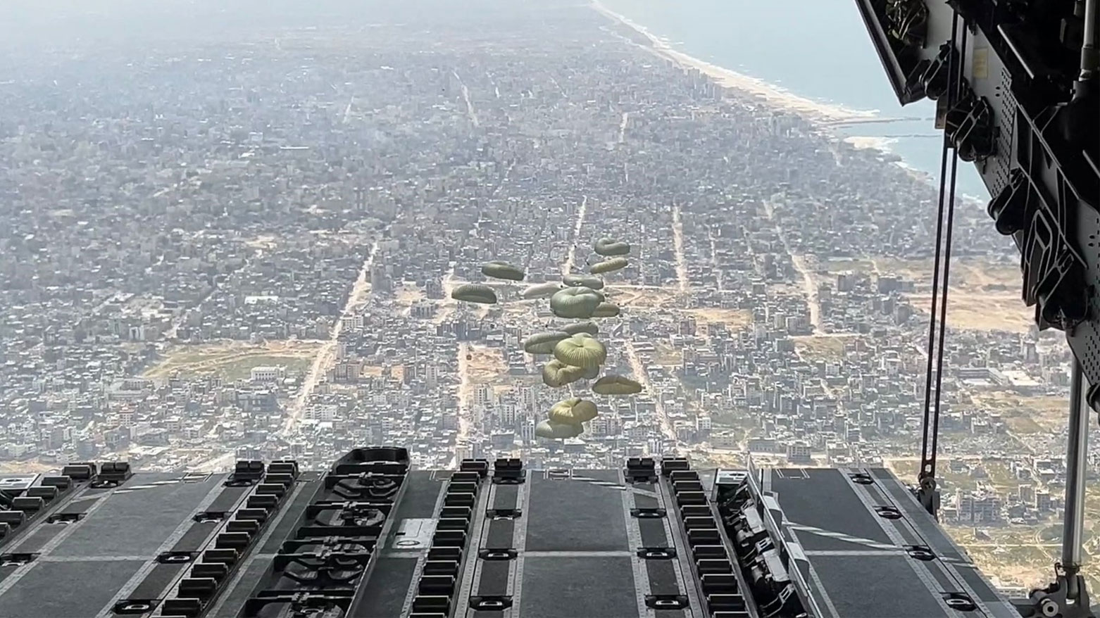 طائرة عسكرية إسبانية من طراز A400 تُنزل مساعدات إنسانية فوق غزة عام 2024 (فرانس برس)