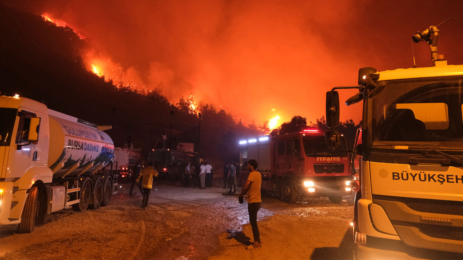 يحاول السكان ورجال الإطفاء إخماد حريق غابات في منطقة جورسو- بورصة (فرانس برس)