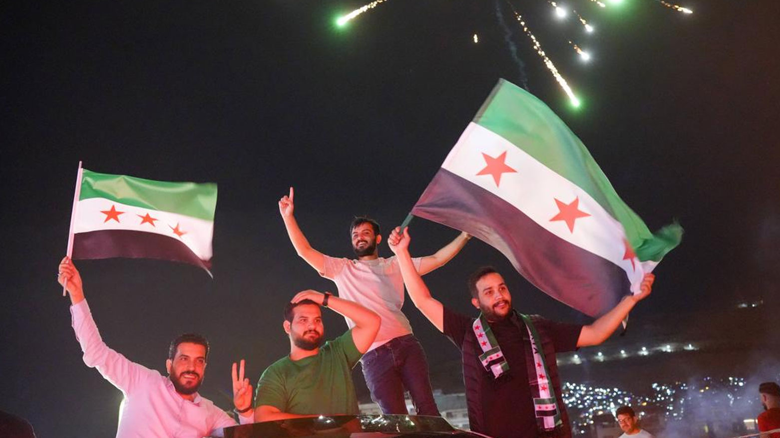 من احتفالات السوريين برفع العقوبات عن بلادهم (رويترز)