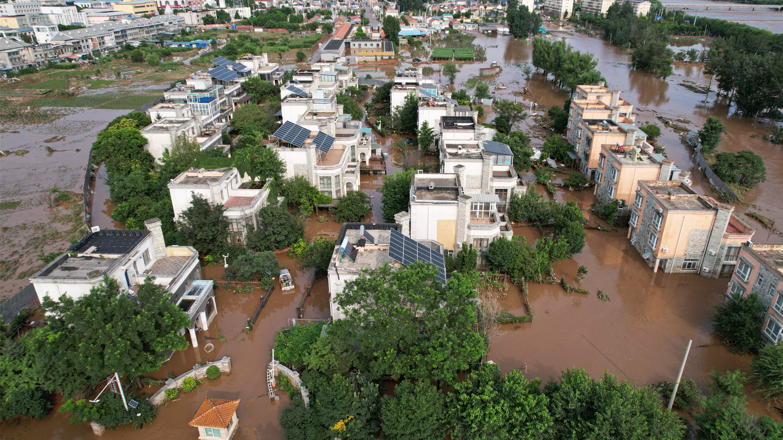 ثلاثون قتيلا في بكين وإجلاء أكثر من 80 ألف شخص إثر أمطار غزيرة