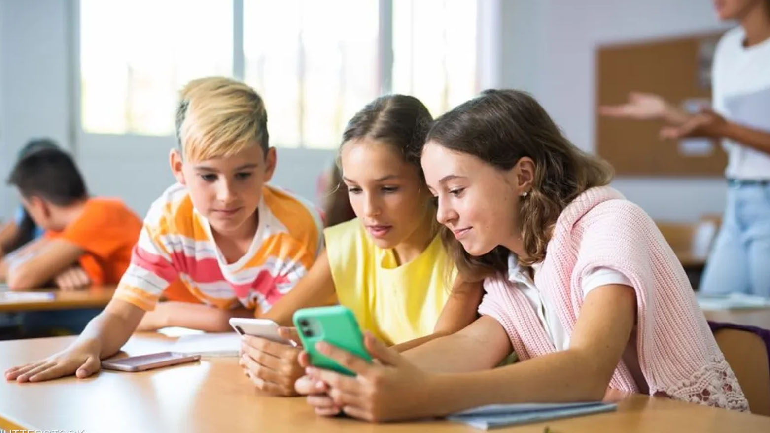 دراسة تكشف تأثير استخدام الهواتف بسن مبكرة على الصحة النفسية