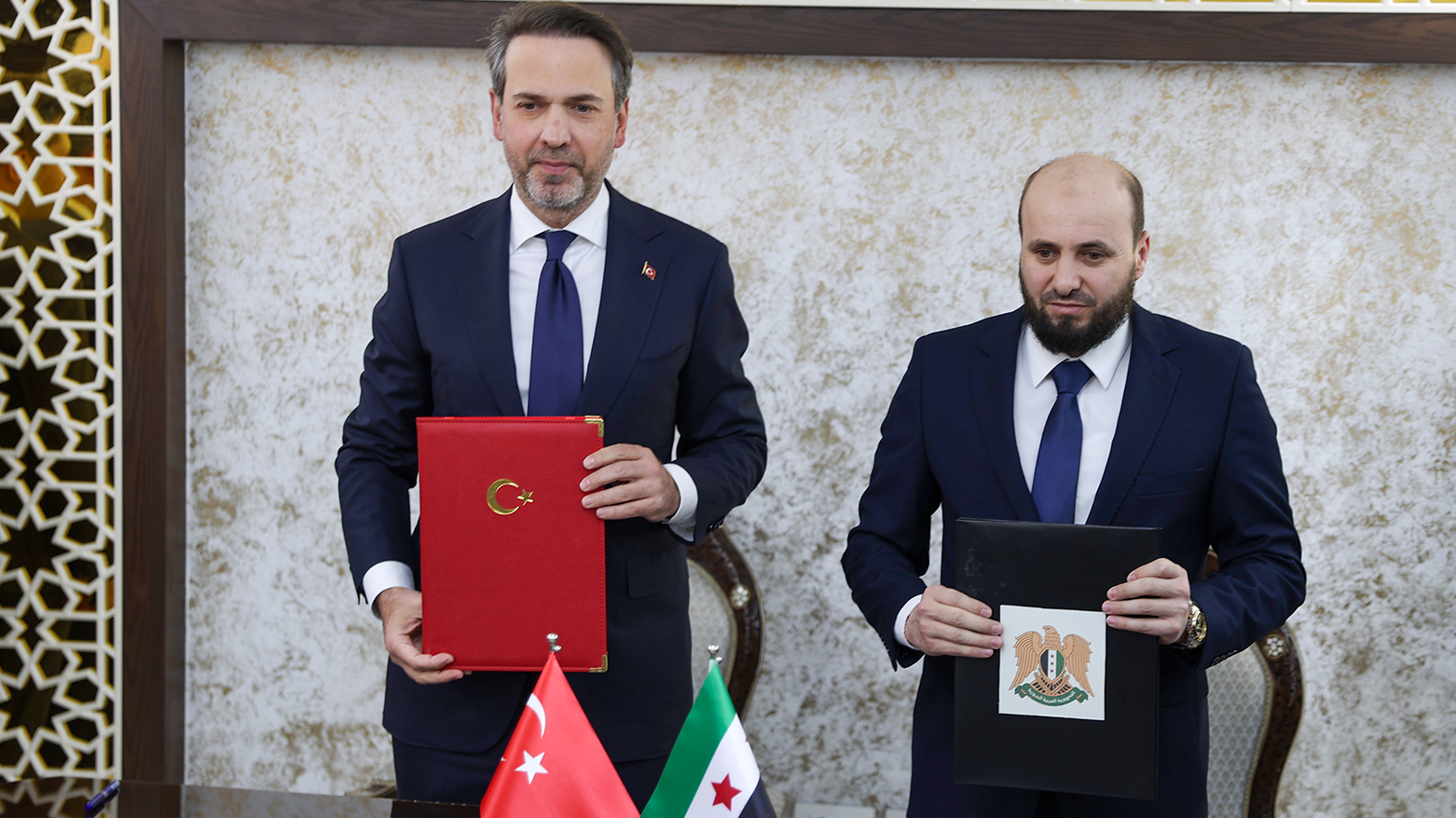 Alparslan Bayraktar, minister of Energy and Natural Resources (L), Syrian Energy Minister Mohammad al-Bashir (R). (Photo: AA)