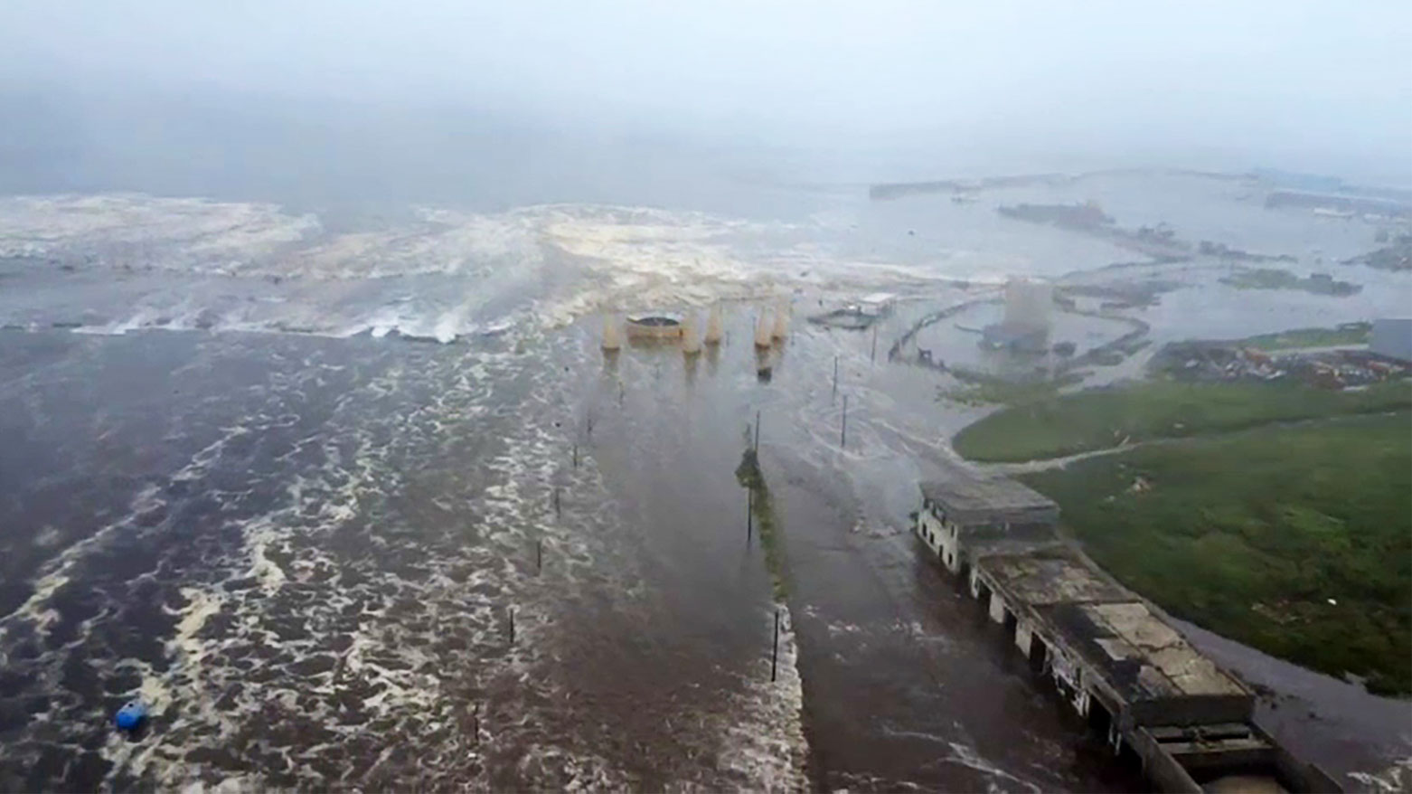 جزيرة سيفيرو-كوريلسك التي ضربها تسونامي في جزيرة باراموشير، إحدى جزر الكوريل الشمالية الروسية (فرانس برس)