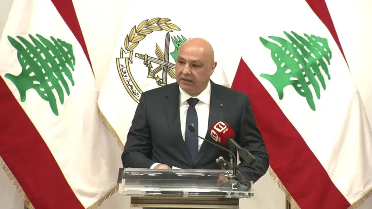 الرئيس اللبناني يؤكد على سحب سلاح حزب الله وتسليمه الى الجيش