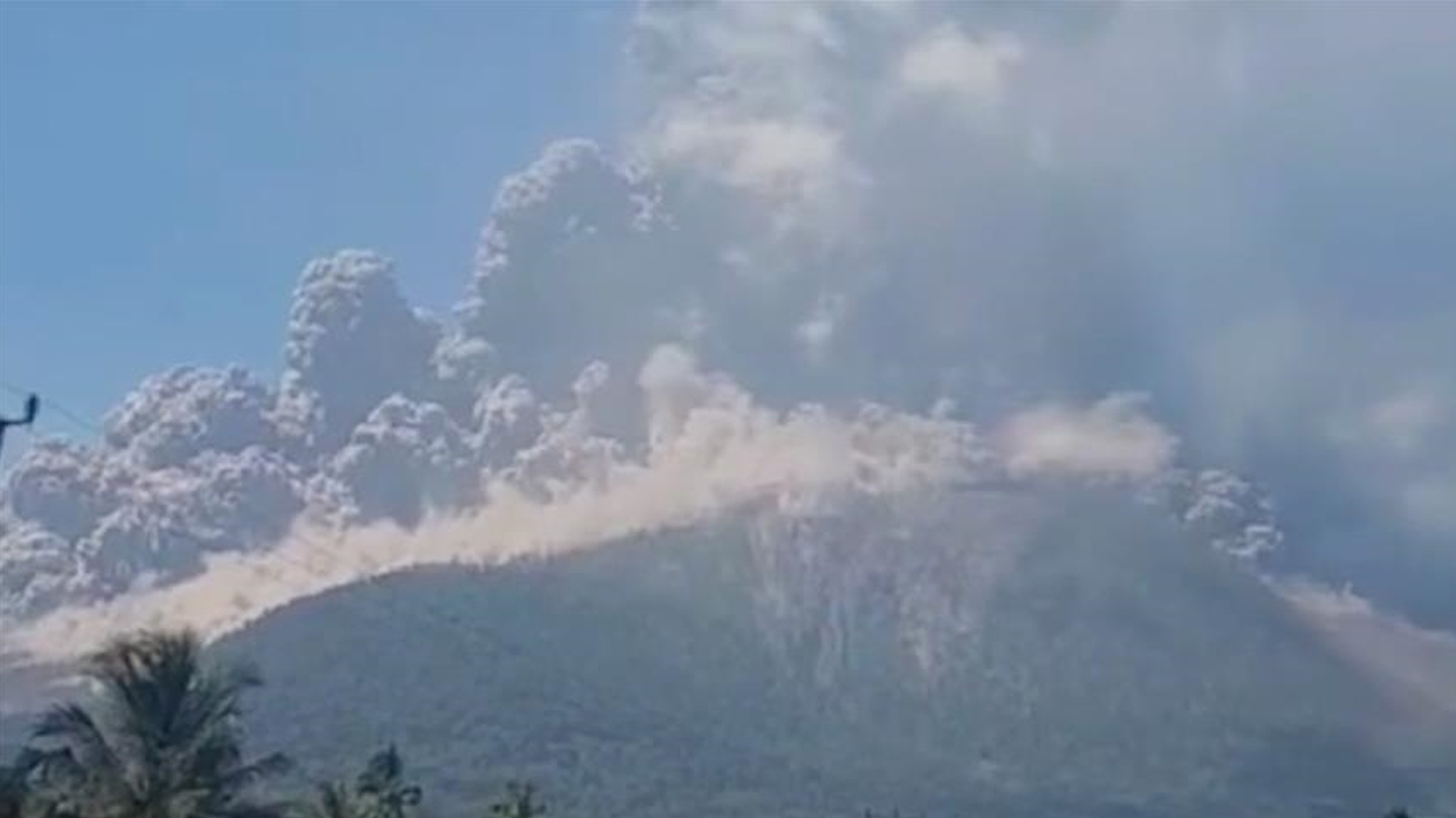 إندونيسيا.. بركان ليووتوبي ينفث رماداً بارتفاع 18 كيلومتراً