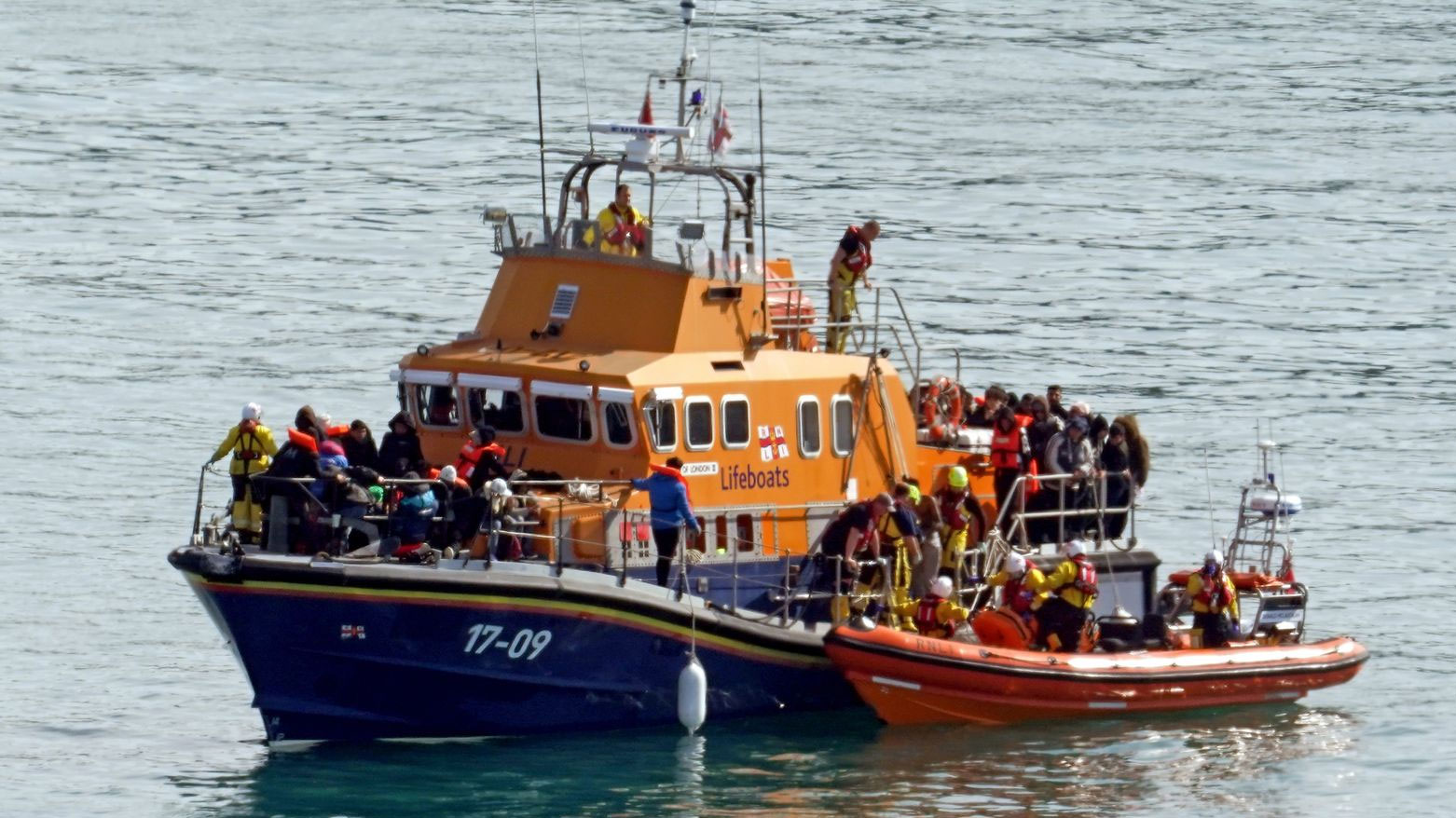 مهاجرون على قوارب لعبور القنال الإنكليزي (رويترز)