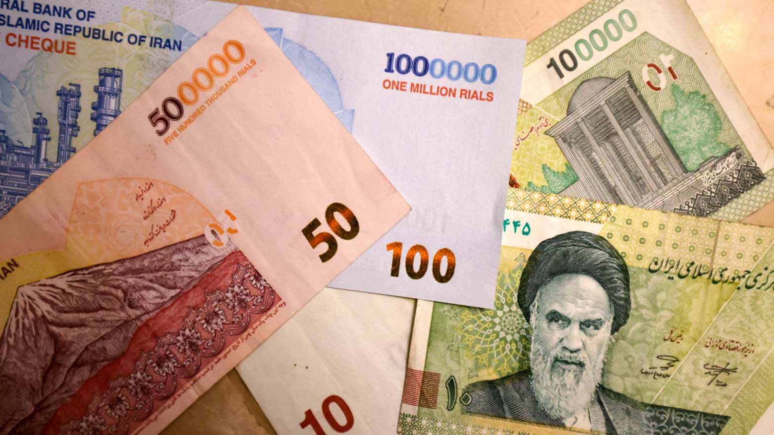 این تصویر اسکناس‌های جدید ایرانی را در ۳ اوت ۲۰۲۵ نشان می‌دهد – عکس: ای‌اف‌پی