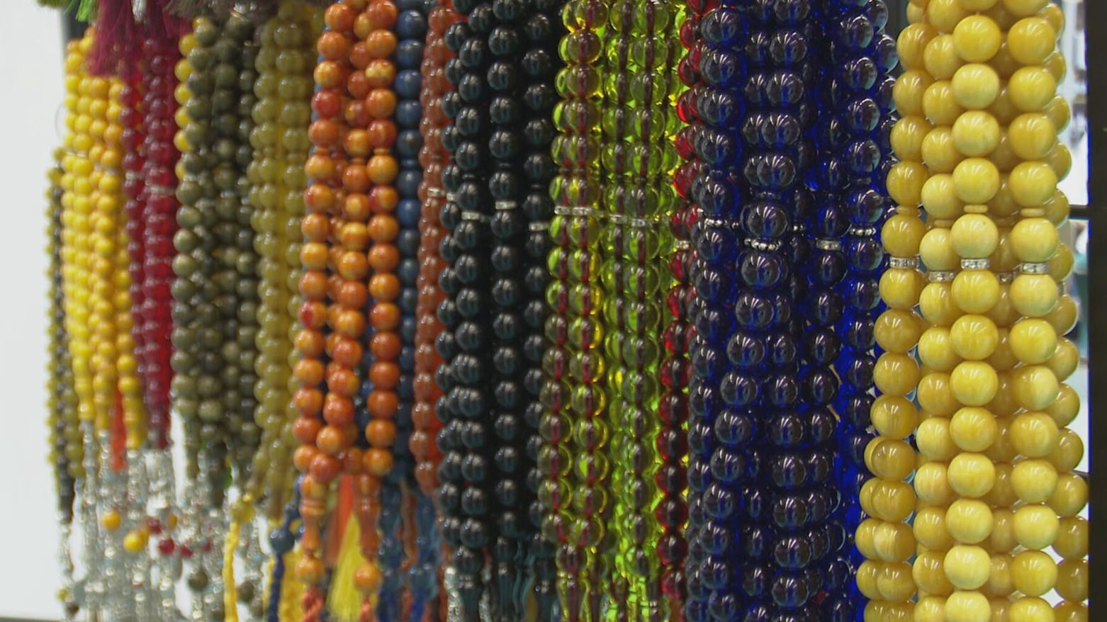 مسابح شمال كوردستان تزين معرض أنقرة بعبق الكهرمان والفضة