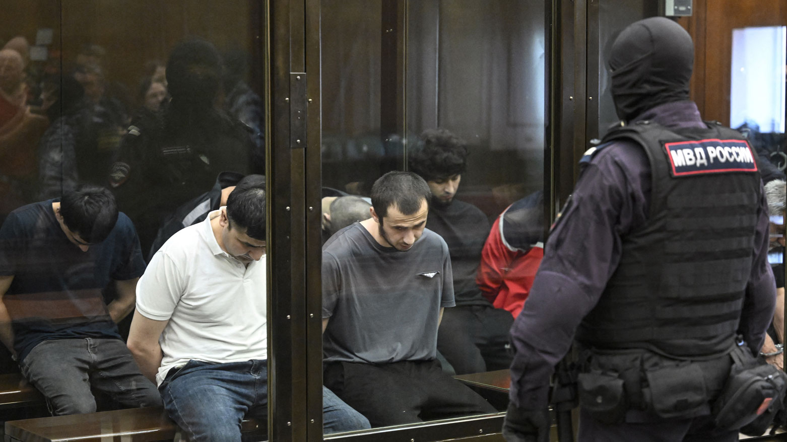 مجموعة متهمين بالتورط في الهجوم على قاعة كروكوس يمثلون أمام المحكمة في موسكو (فرانس برس)