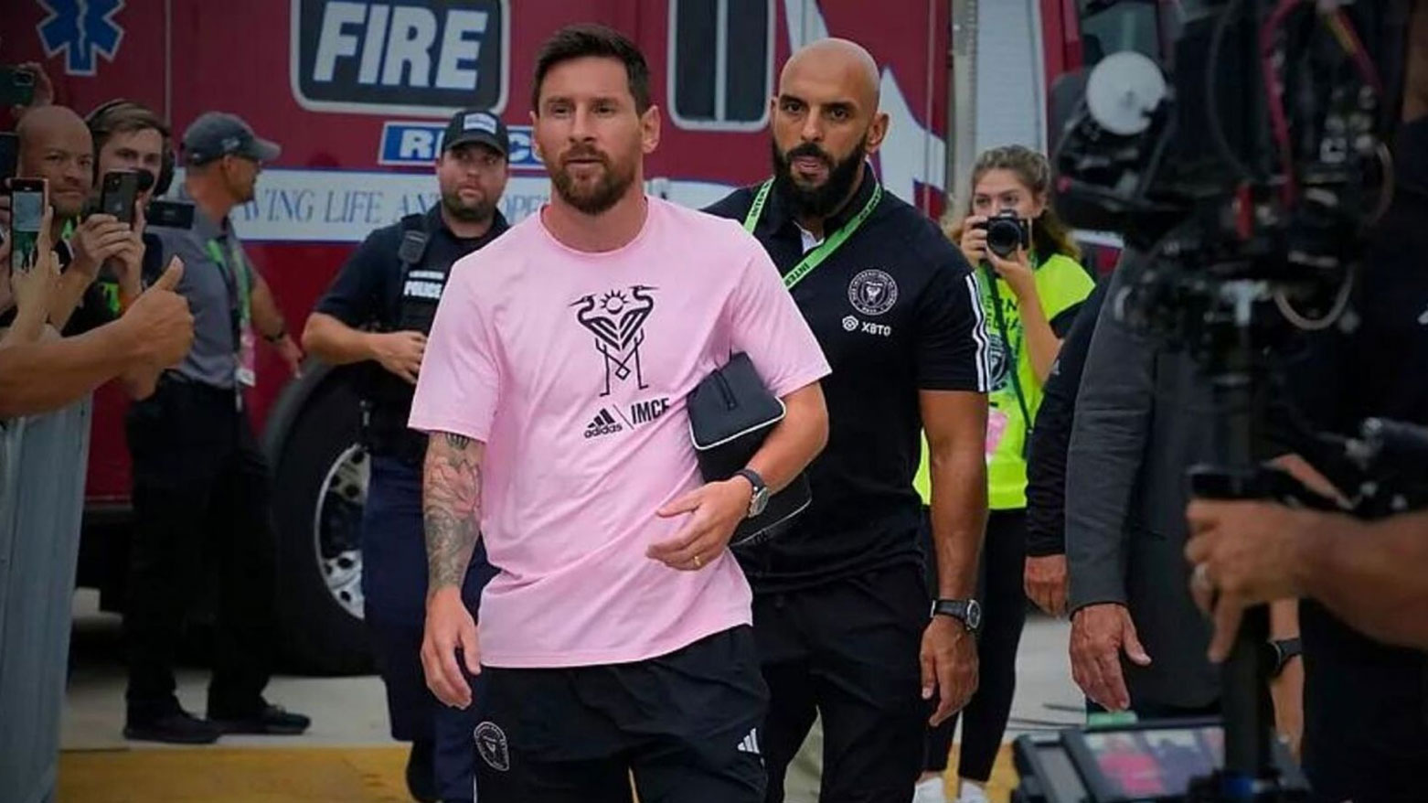 ميسي برفقة حارسه الشخصي ياسين تشيوكو (وكالات)