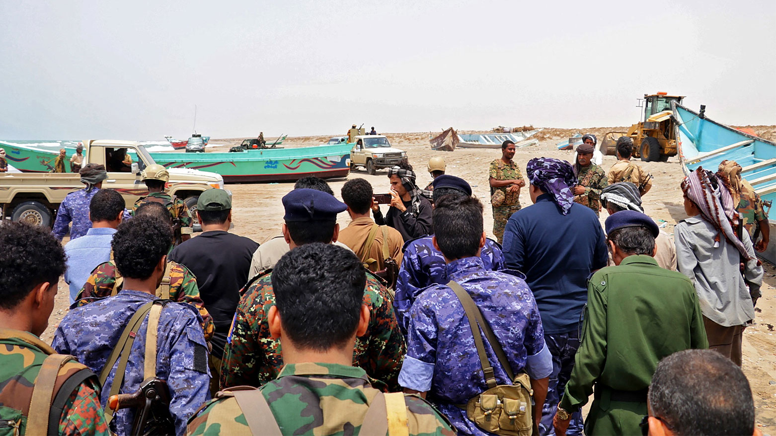 أجرت قوات الأمن في محافظة أبين حملة تمشيط بحثًا عن جثث وناجين (فرانس برس)